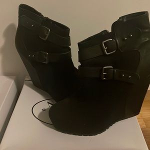 Wedged heel bootie